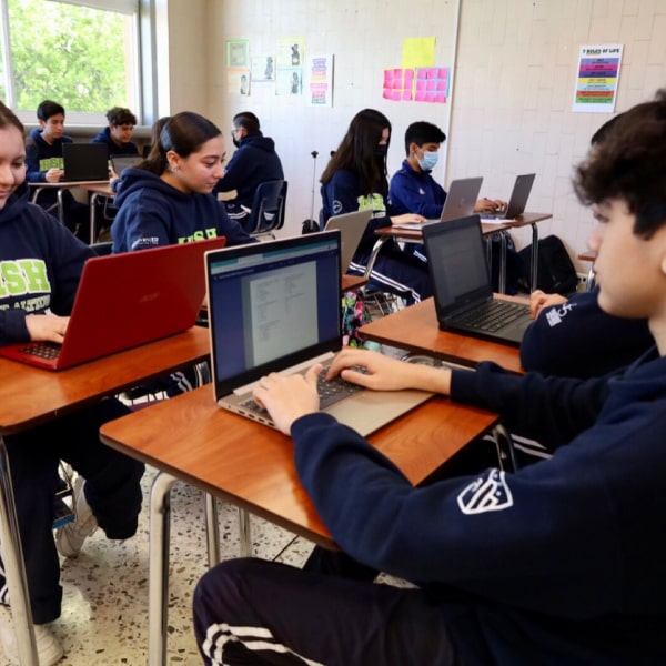 Alumnos de Irish International School Nuevo Laredo en clases de computación